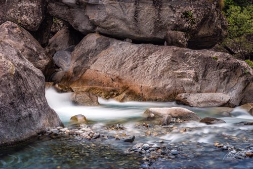 LBK707-8381-Weich-fliessendes-Wasser-zwischen-harten-Felsen