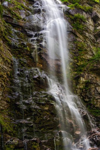 LBK707-8442-Kleiner-froehlicher-Wasserfall-am-Felshang