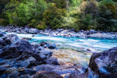 LBU010-08551-Verzasca-zwischen-Steinen-und-Wald