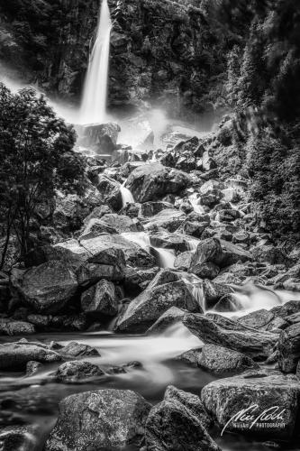 SWU006-07540-Tessiner-Bergbach-mit-Wasserfall-sw