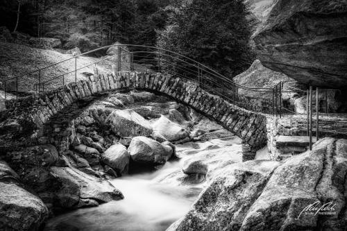 SWU009-08064-Steinbruecke-im-Val-Calnegia-sw