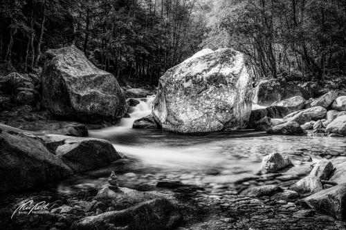 SWU009-08079-Val-Calnegia-Bach-mit-Felsbrocken-sw