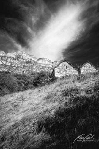 SWU010-08497-Alte-Rustici-vor-Felswand