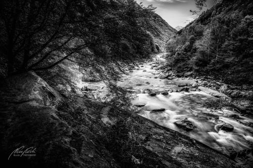 SWU010-08542-Verzasca-Tal-und-Fluss-sw
