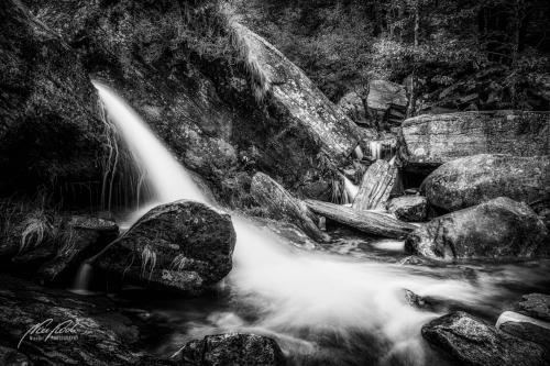 SWU010-08584-Kleiner-Wasserfall-sw