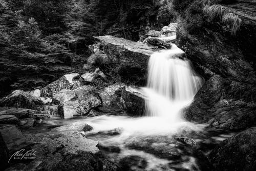 SWU010-08586-Kleiner-Wasserfall-im-Sonnenschein-sw