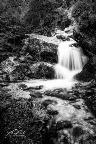 SWU010-08589-Wasserfall-im-Verzascatal-sw