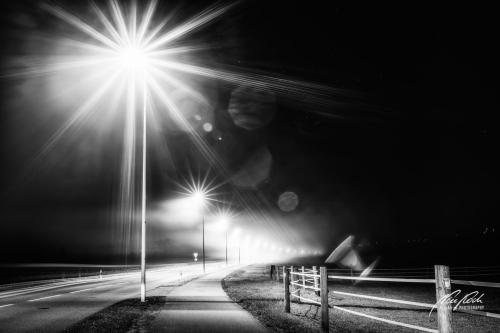 SWU011-09136N-Strassenlaternen-im-Nebel