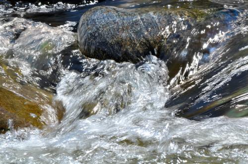 DSC47301207-13514345-hp12-Wasser-mit-Stein